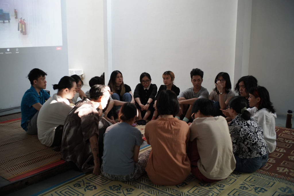 l ặ n g session led by Linh Hà, Á Space, Hanoi. Photo by Thảo Hoàng
