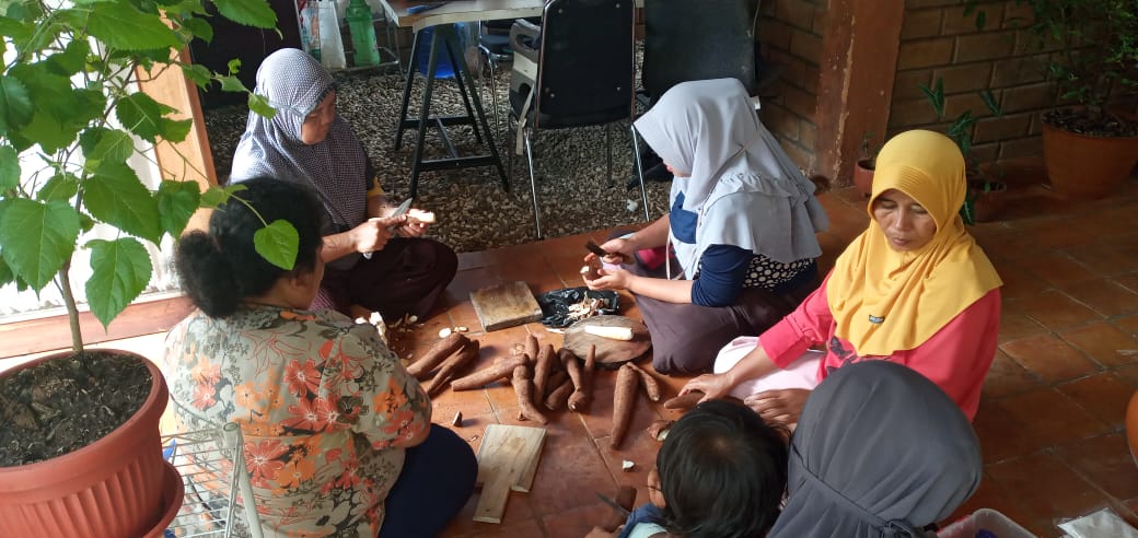 Mother Bank members preparing modified Casava Flour (Mocaf)